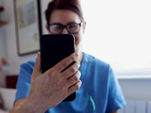 smartphones in healthcare helpful